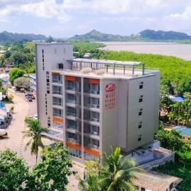 West Plaza Hotel at Lebuu Street,位于科罗尔的酒店