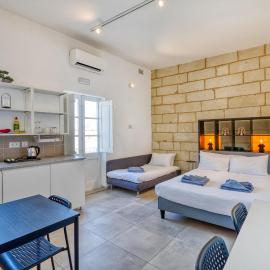 Private suite in a traditional Guest House with shared roof terrace and jacuzzi GOBLU，位于科斯皮夸的酒店