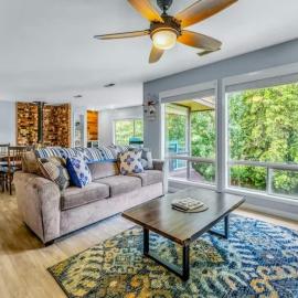 Large Upgraded, Family Friendly Condo with Garage，位于奇兰的酒店