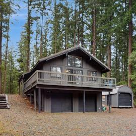 Wildwood Cabin，位于罗纳德的酒店