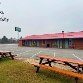 Peninsula Point Lodge，位于Rapid River的酒店