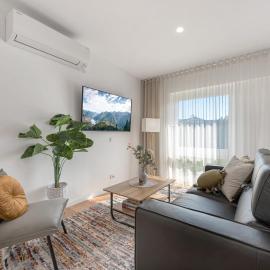 Comfy Studio with Shared Backyard near Racecourse，位于Carnegie的酒店