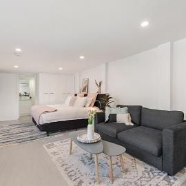 Comfy Studio near Racecourse, Dining & CBD Trains，位于Carnegie的酒店