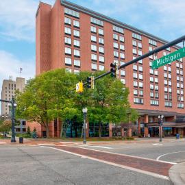 DoubleTree by Hilton Lansing，位于兰辛的酒店