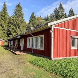 Spacious & bright house, former historical school，位于Kopparberg的酒店