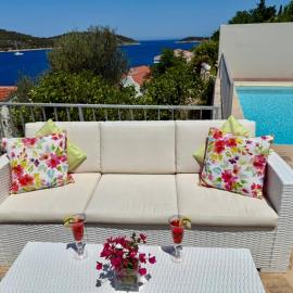 JASMINE VILLA luxury house with private pool, spacious terraces and spectacular sea views，位于维斯的酒店