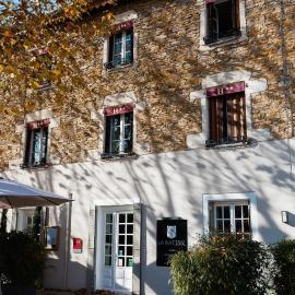 Hôtel La Batisse，位于Crémieu的酒店