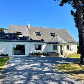 KerDesAmis - Tolles Ferienhaus in Strandnähe mit Sonnenterrasse, Boulebahn und großem Garten，位于佩内斯坦的酒店