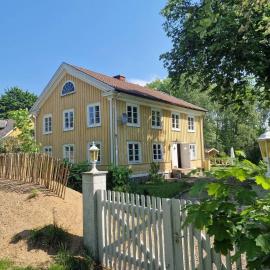 Historisches Schwedenhaus, 25m zum Wasser im Garten, ideal zum Angeln, 8 Personen，位于Fur的酒店