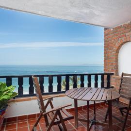 2BR Oceanside Resort Condo Pool & Private Beach，位于巴亚尔塔港的酒店