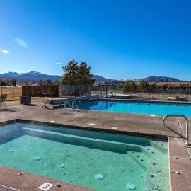 Fraser 3BR Condo with Pool and Hot Tub，位于弗雷则的酒店