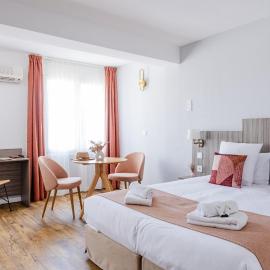 Hôtel La Maison des Croisades - Au pied des Remparts，位于艾格-莫尔特的酒店