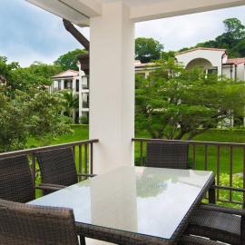 Coastal-Inspired Condo with a Pool-View Balcony & Beach Club Access，位于科克的酒店