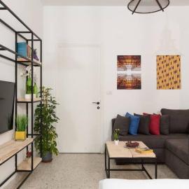 Garage - Stylish Studio & Balcony in Mar Mikhael，位于Al Mudawwar的酒店
