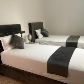 Magnifique maison famiiale moderne spacieuse de 150 m Avec de 3 chambres ,confortables et d un grand salon et terrasse, Idealement situee a 9 min du centre-ville elle se trouve à proximite de la route principale menant a l aeroport Berkane et Saidia，位于乌季达的酒店