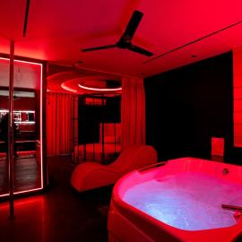 Orsom Stays Sassy Jacuzzi Rooms - Sector 42 Gurgaon,位于古尔冈的酒店