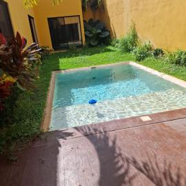 Chalet con 3 habitaciones y alberca privada，位于梅里达的酒店