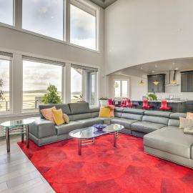 Spacious Southern Colorado Home w/ Mountain Views，位于Monument的酒店