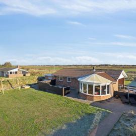 Amazing Home In Ringkøbing With Sauna，位于灵克宾的酒店