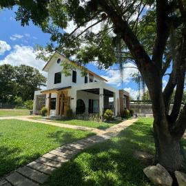 Eden Villa - Verdant Garden, Mountain View Villa in Pai，位于拜县的酒店