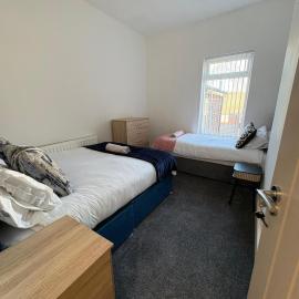 Spacious 3-Bedroom Apartment with Modern Comforts，位于朗科恩的酒店