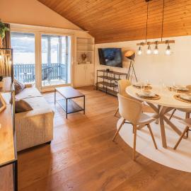 Surfers Lodge near Interlaken, at lake with pool，位于Därligen的酒店