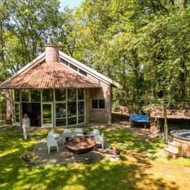 Luxe vakantiehuis Drenthe 10 pers Hottub，位于Wateren的酒店
