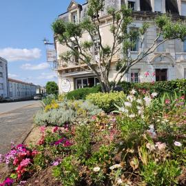 Hôtel et Restaurant Les2M，位于丰特奈勒孔特的酒店