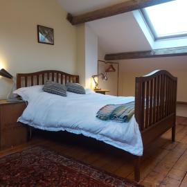 Restful attic room in riverside spot，位于海伯敦桥的酒店