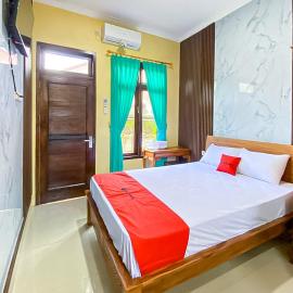 RedDoorz Syariah Permata Inn near Alun-Alun Cilacap,位于芝拉扎的酒店
