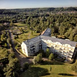 Residence Hotel Les Ducs De Chevreuse avec Hébergement, Repas & PDJ, Séminaire, Bureau & Parking，位于谢夫勒斯的酒店