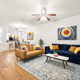 Modern 2-Bedroom 2 and half-Bath Condo in Gainesville Florida，位于盖恩斯维尔的酒店