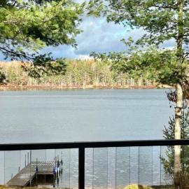 Blue Gill Serenity Lakefront Retreat, Sleeps 11，位于Frederic的酒店