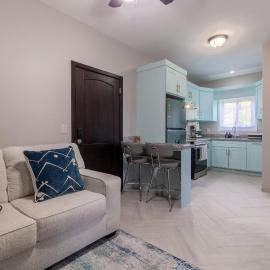 Lumora - Cozy 2-BD Condo in French Cay，位于罗阿坦的酒店
