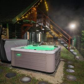 WoodHouseDream Jakuzzi，位于Nazarje的酒店