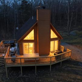 Family-Friendly Home w Hot Tub Fire Pit Games，位于斯旺顿的酒店