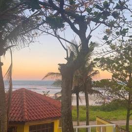 Pousada Pé na Areia Itanhaém,位于伊塔尼亚恩的酒店