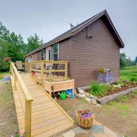 Historic Cottage on Horse Farm: FirePit & BBQ，位于Milbridge的酒店