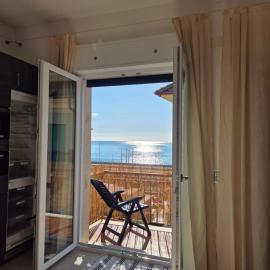 Alloggio Ametista frontemare con posto auto，位于拉瓦尼亚的酒店