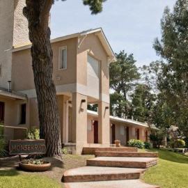 Monserrat Bungalows Con pileta y parrilla，位于皮纳马尔的酒店