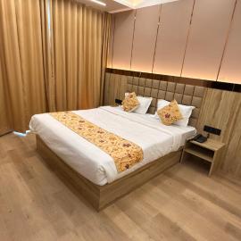 Hotel Radhe，位于朱纳格特的酒店