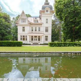 12P 6B Renovated villa with jacuzzi at Genk，位于亨克的酒店