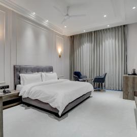 Nirvana Hotel & Banquet,位于Batāla的酒店