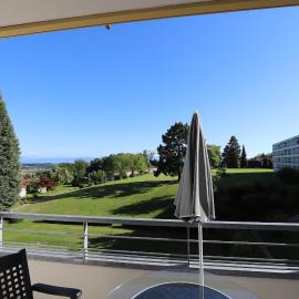 Modernes Appartement mit großem Balkon,schöner Aussicht und Indoorpool，位于Oberteuringen的酒店