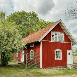 Traditional Red House By The Lake In Småland，位于Åby的酒店