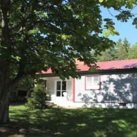 Two cottages by the forest & sea SE09136，位于Henån的酒店