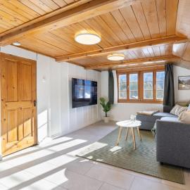 Spacious Apt near Brienz with Hot Tub & Parking，位于Kienholz的酒店