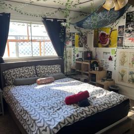 Cozy Artistic Teen Room, Fun & Full of Personality，位于Bodfish的酒店