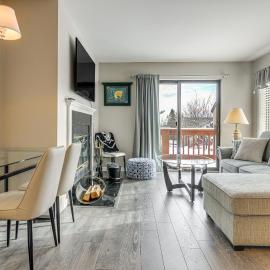 Hike, Bike & Swim: Mt Snow Condo w/ Resort Perks，位于西多佛的酒店