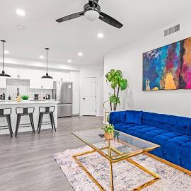 Newly Remodeled 3BR Apt | Mins to Disney | Arcade，位于普拉森的酒店